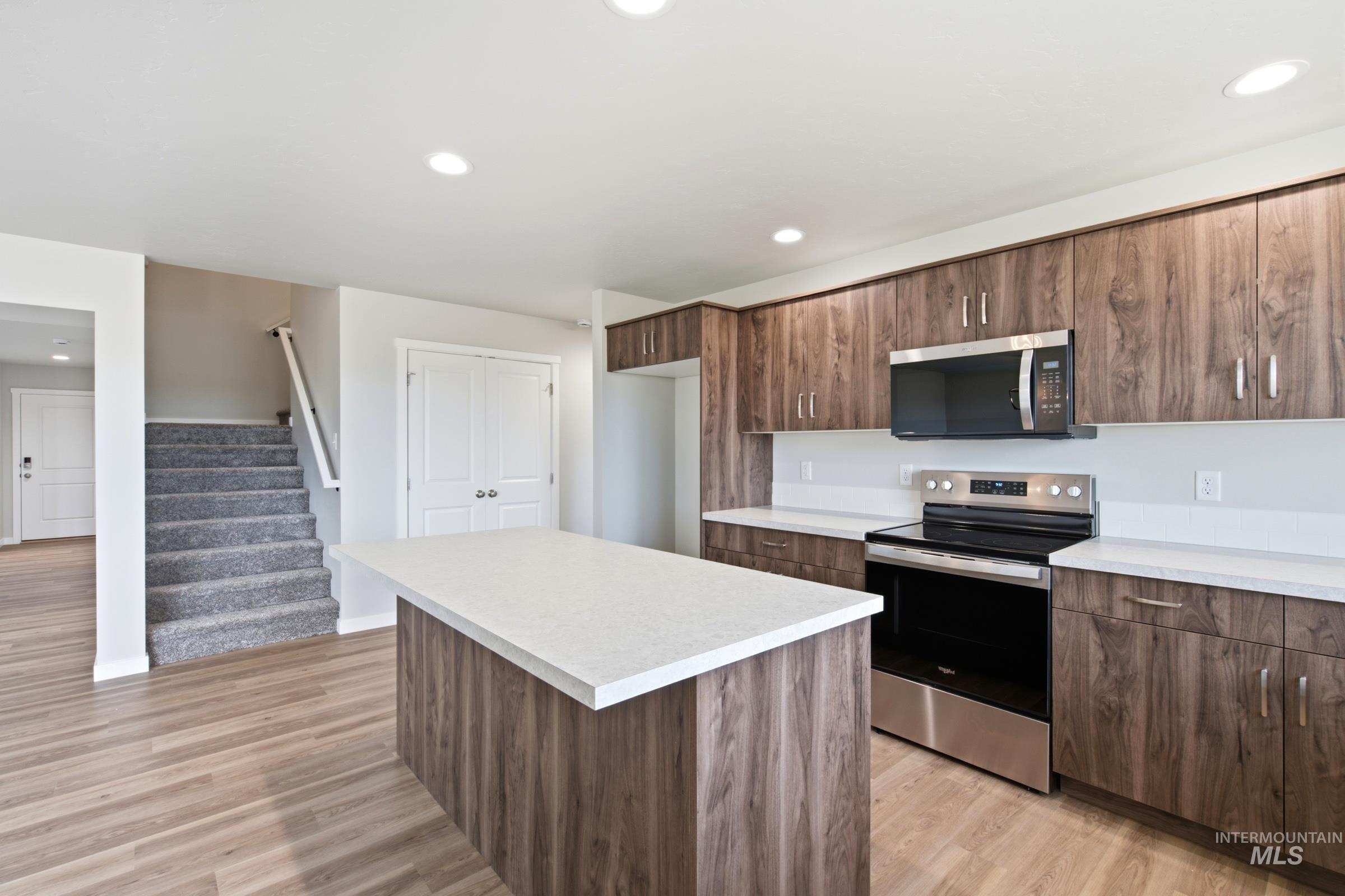 1789 Gyrfalcon St Property Photo 4