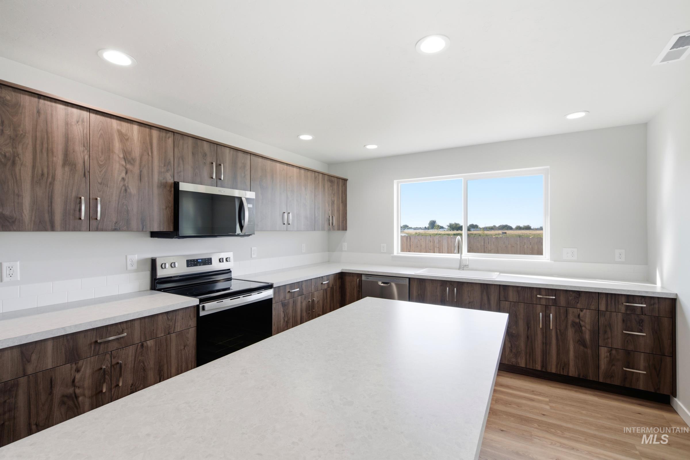 1789 Gyrfalcon St Property Photo 5