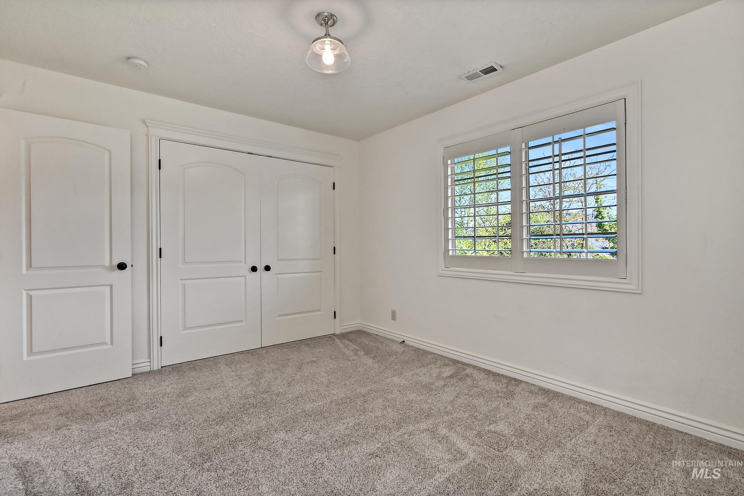 1354 W Overlake Ct Property Photo 31
