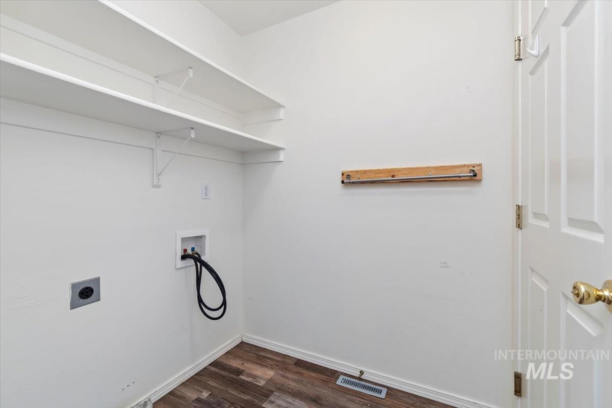 11927 Colonial Property Photo 3