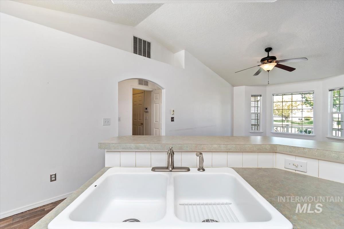 11927 Colonial Property Photo 24