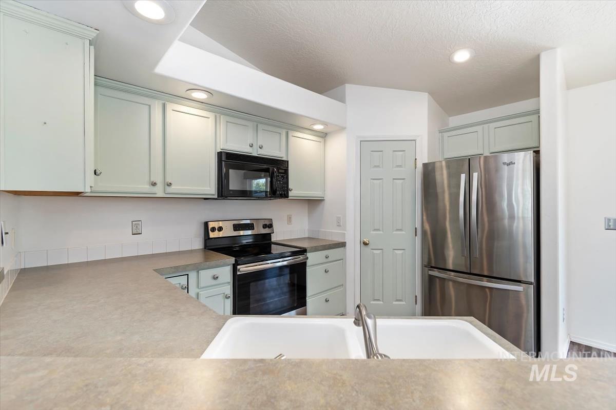 11927 Colonial Property Photo 26