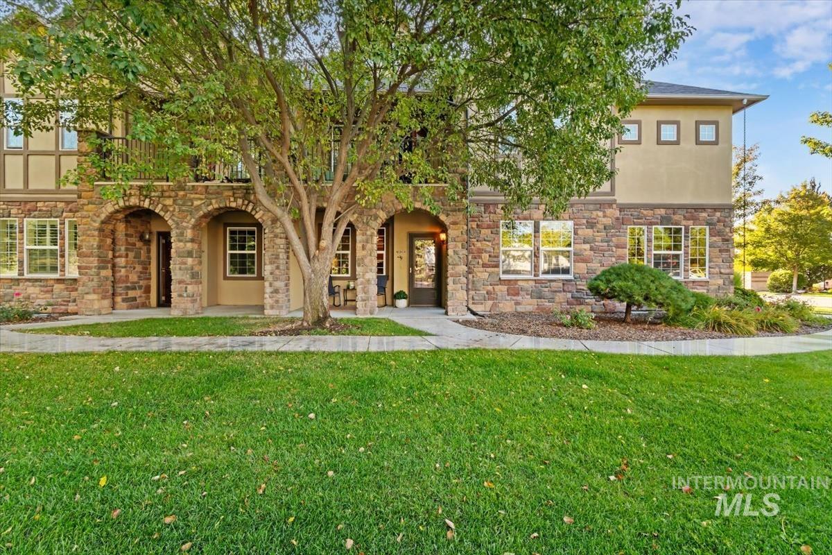 1124 E Winding Creek Drive Property Photo 1