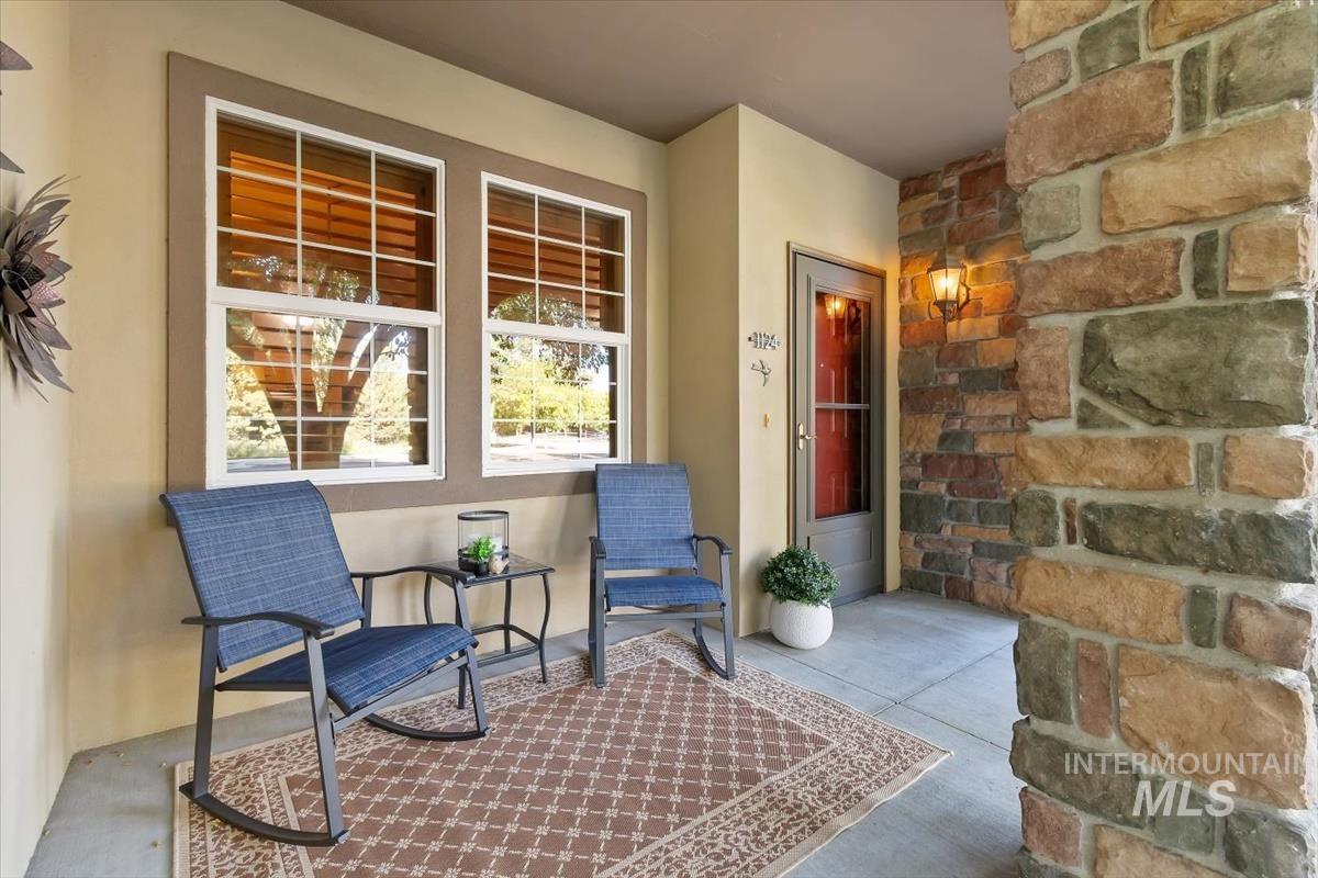 1124 E Winding Creek Drive Property Photo 4