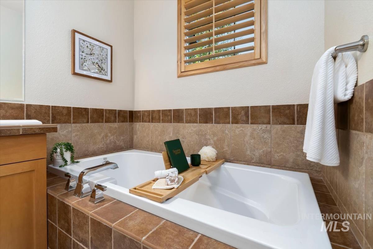 1124 E Winding Creek Drive Property Photo 11