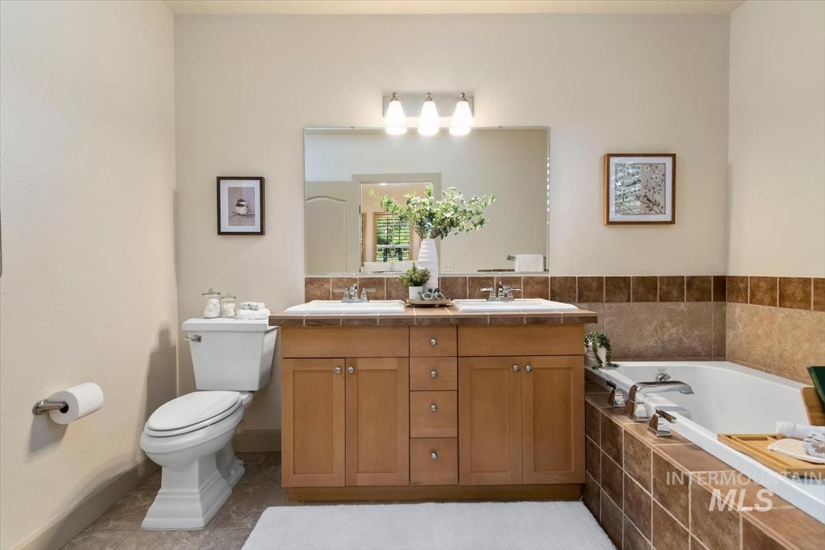 1124 E Winding Creek Drive Property Photo 12