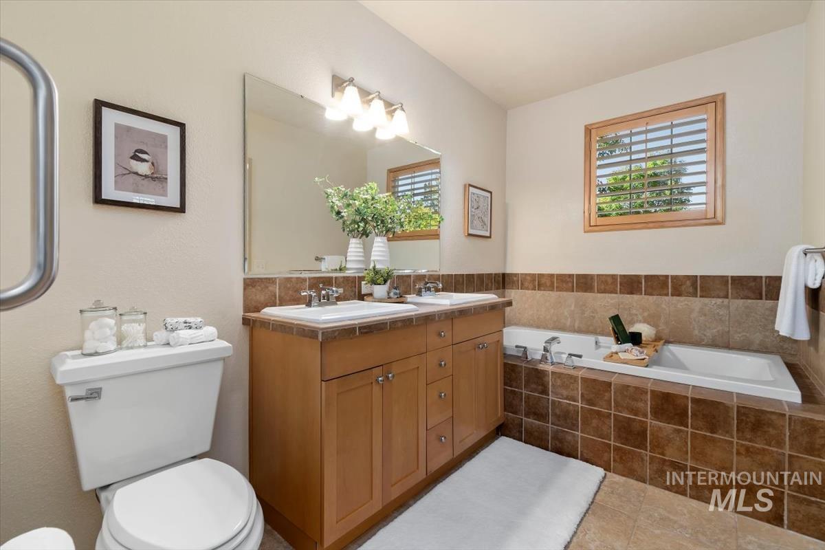 1124 E Winding Creek Drive Property Photo 13