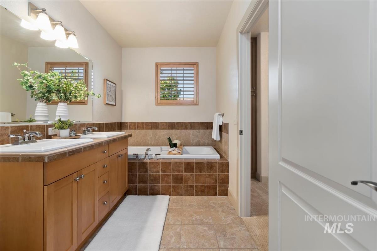 1124 E Winding Creek Drive Property Photo 14