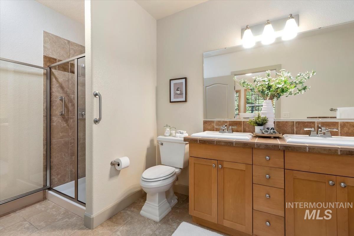 1124 E Winding Creek Drive Property Photo 16