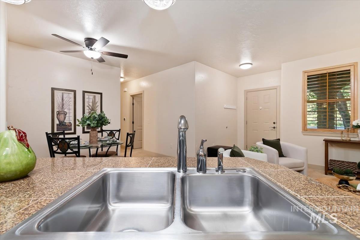 1124 E Winding Creek Drive Property Photo 32
