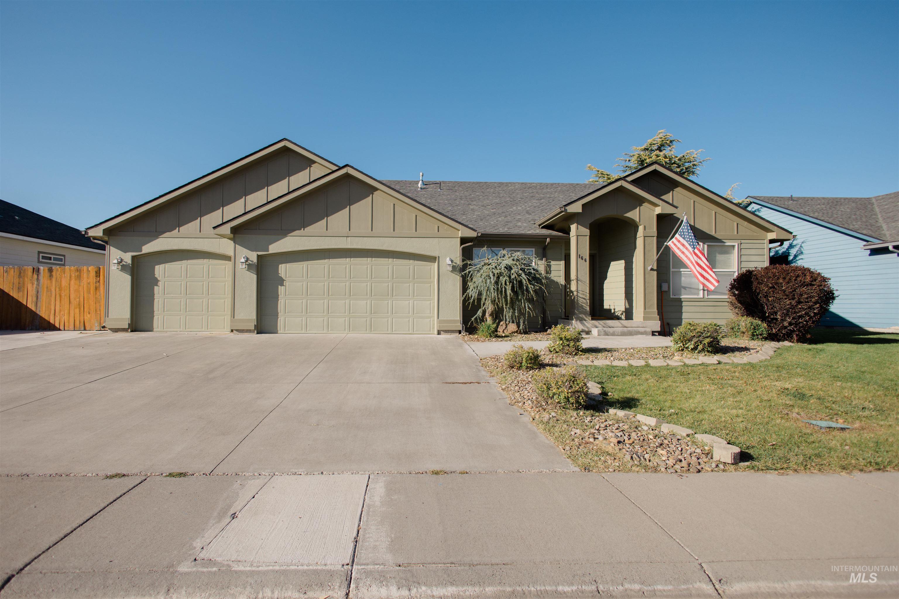 166 NE Windy Street Property Photo 1