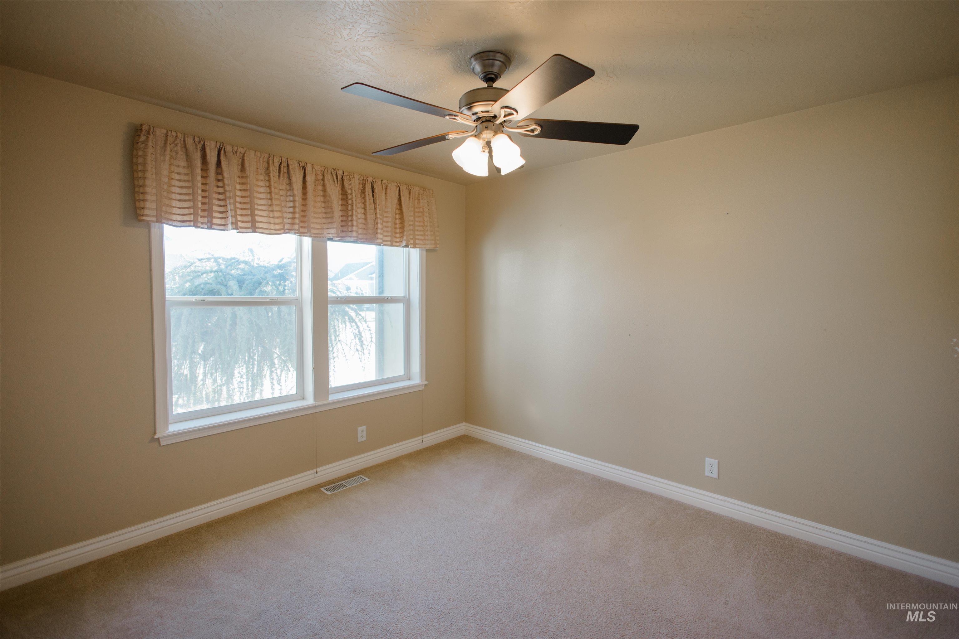 166 Ne Windy Street Property Photo 3