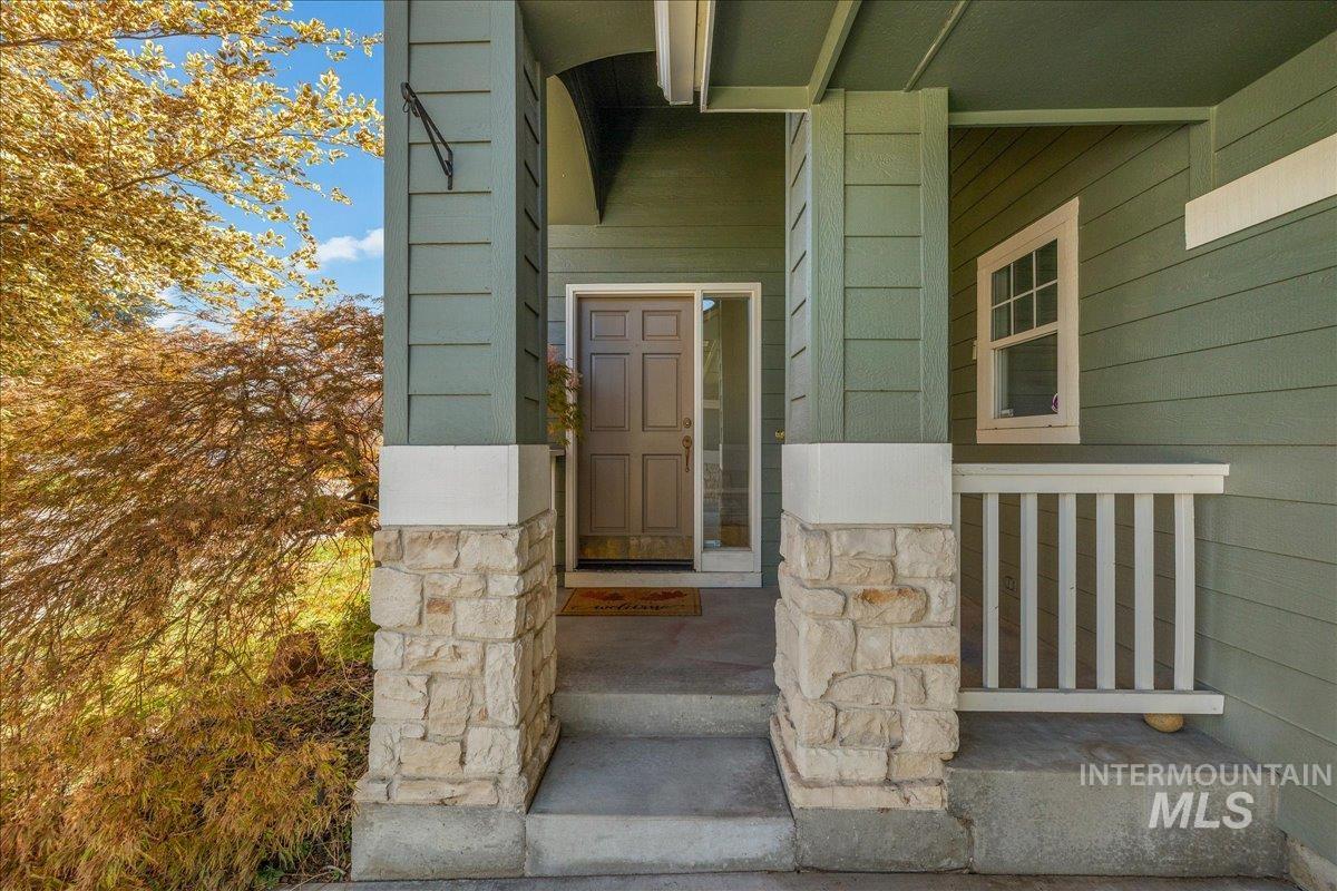 366 E Brookhollow Dr Property Photo 3