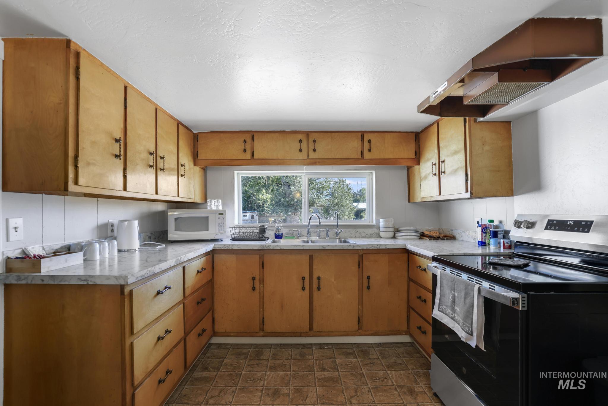 202 W Midway St Property Photo 8