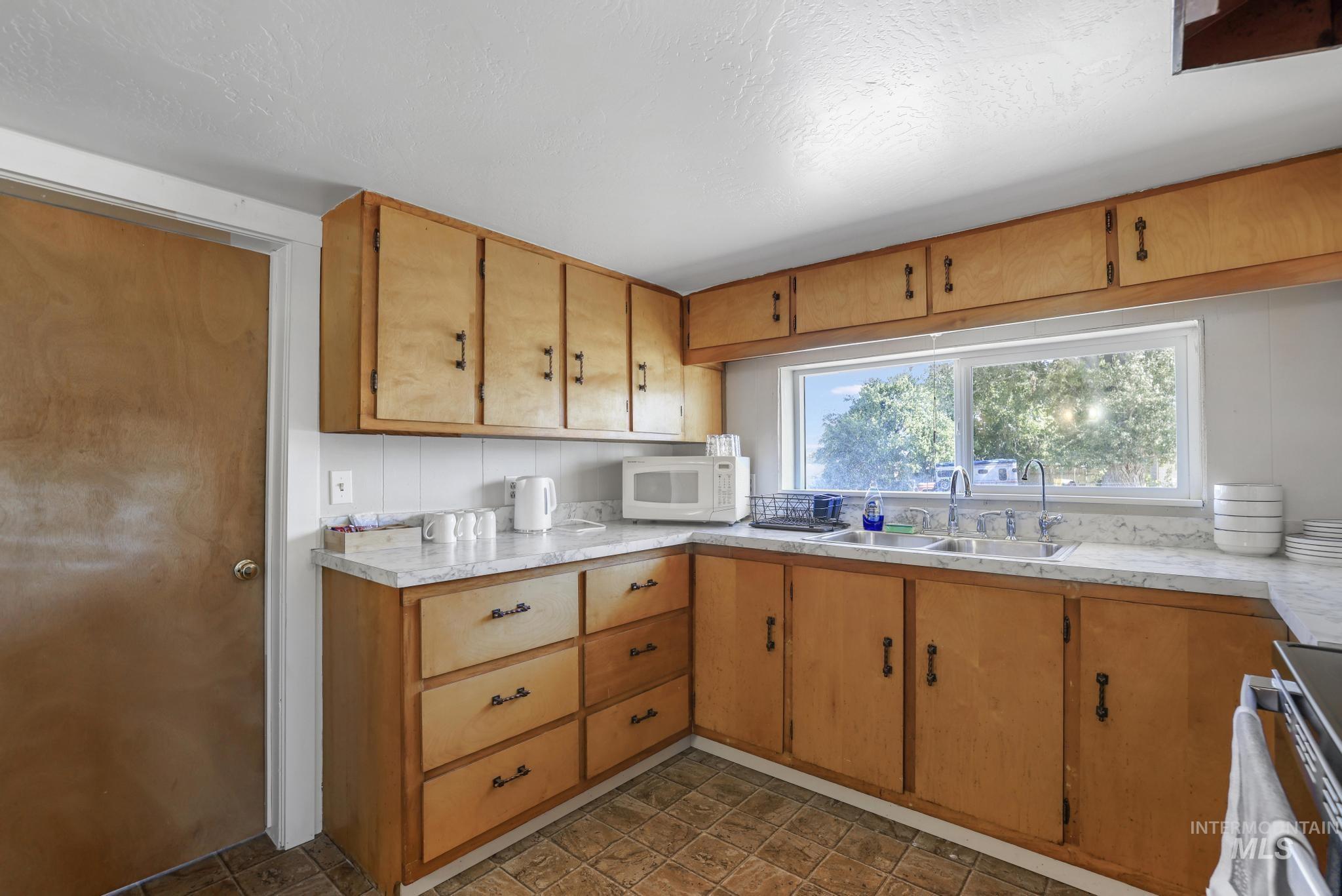 202 W Midway St Property Photo 10