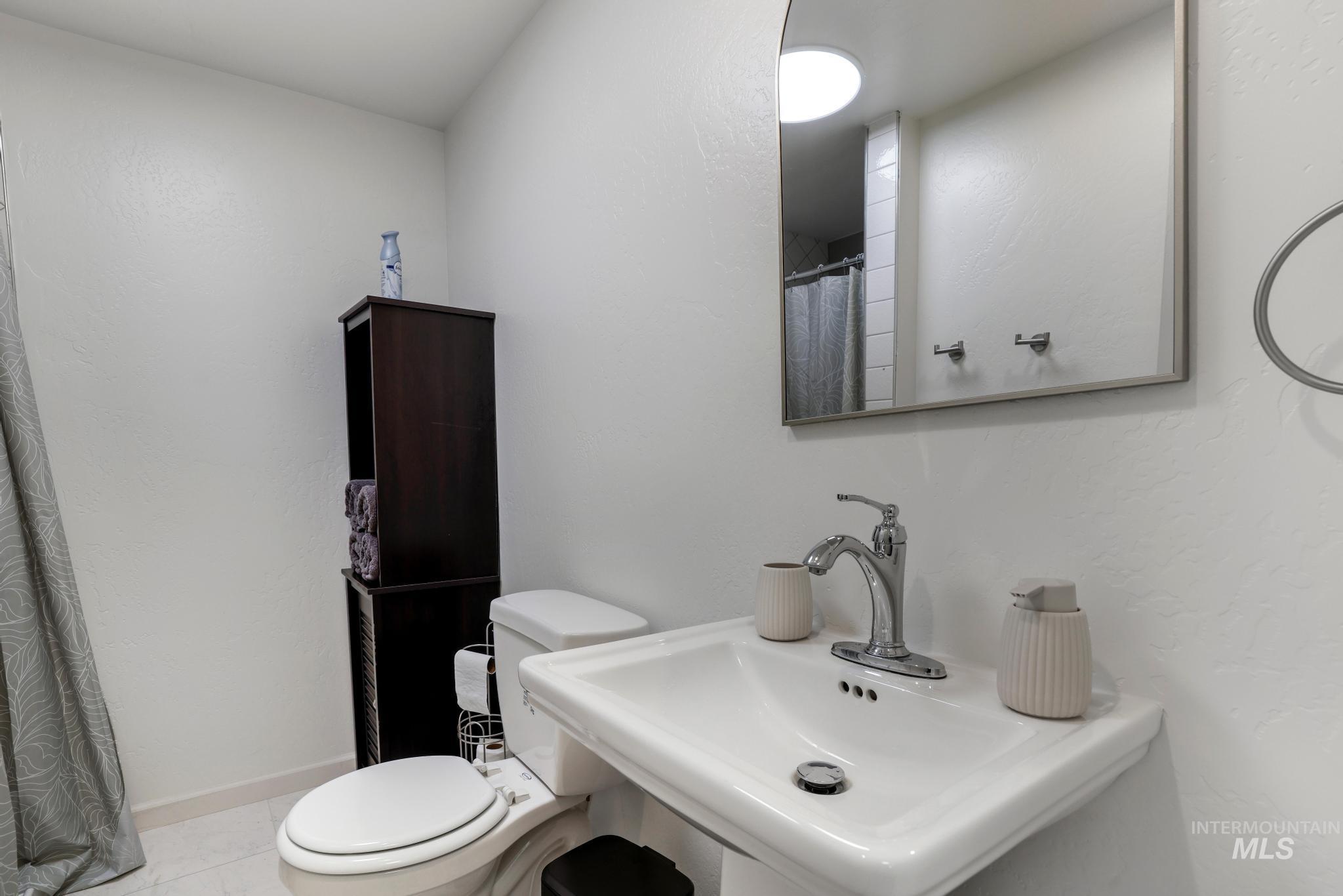 202 W Midway St Property Photo 17