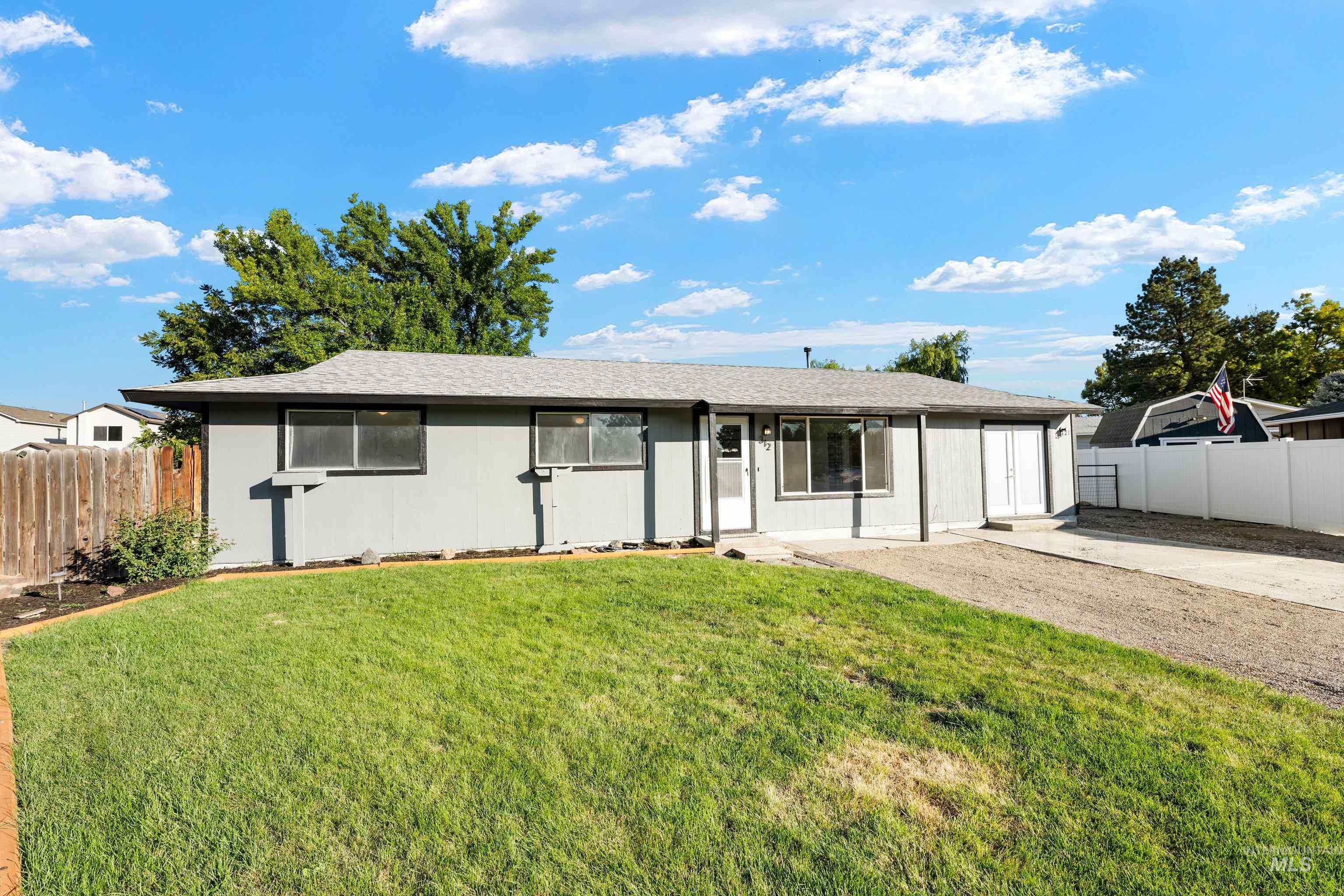 312 Carol Pl Property Photo 2