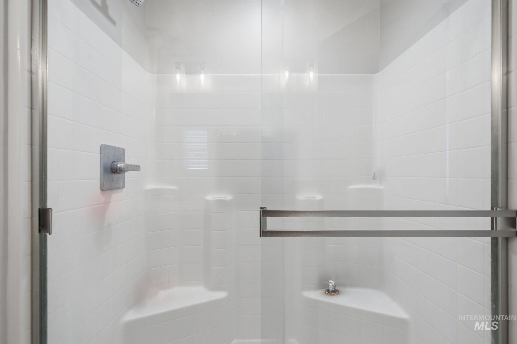 2123 N Kenneth Ave Property Photo 18