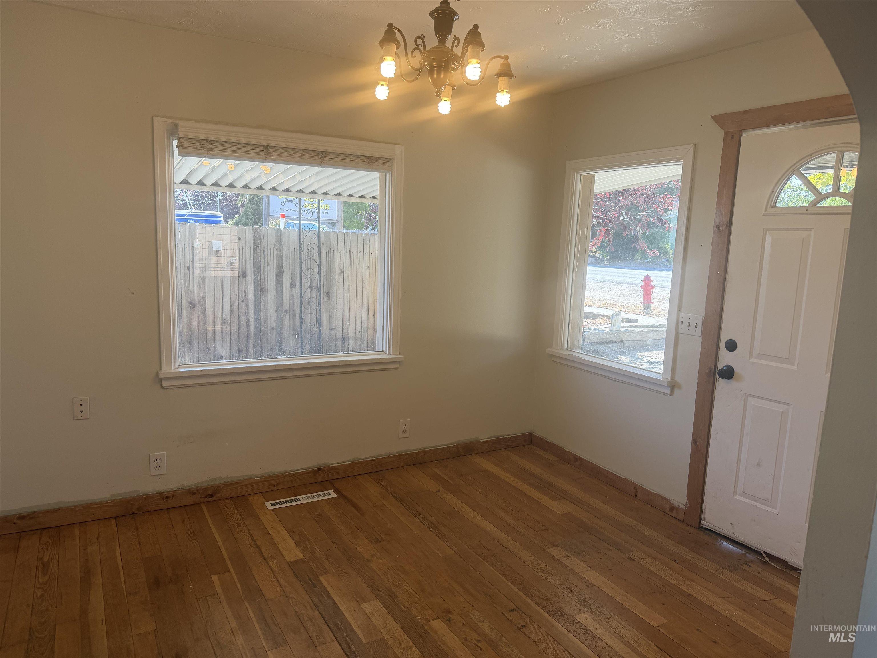 1010 W Avalon St Property Photo 2