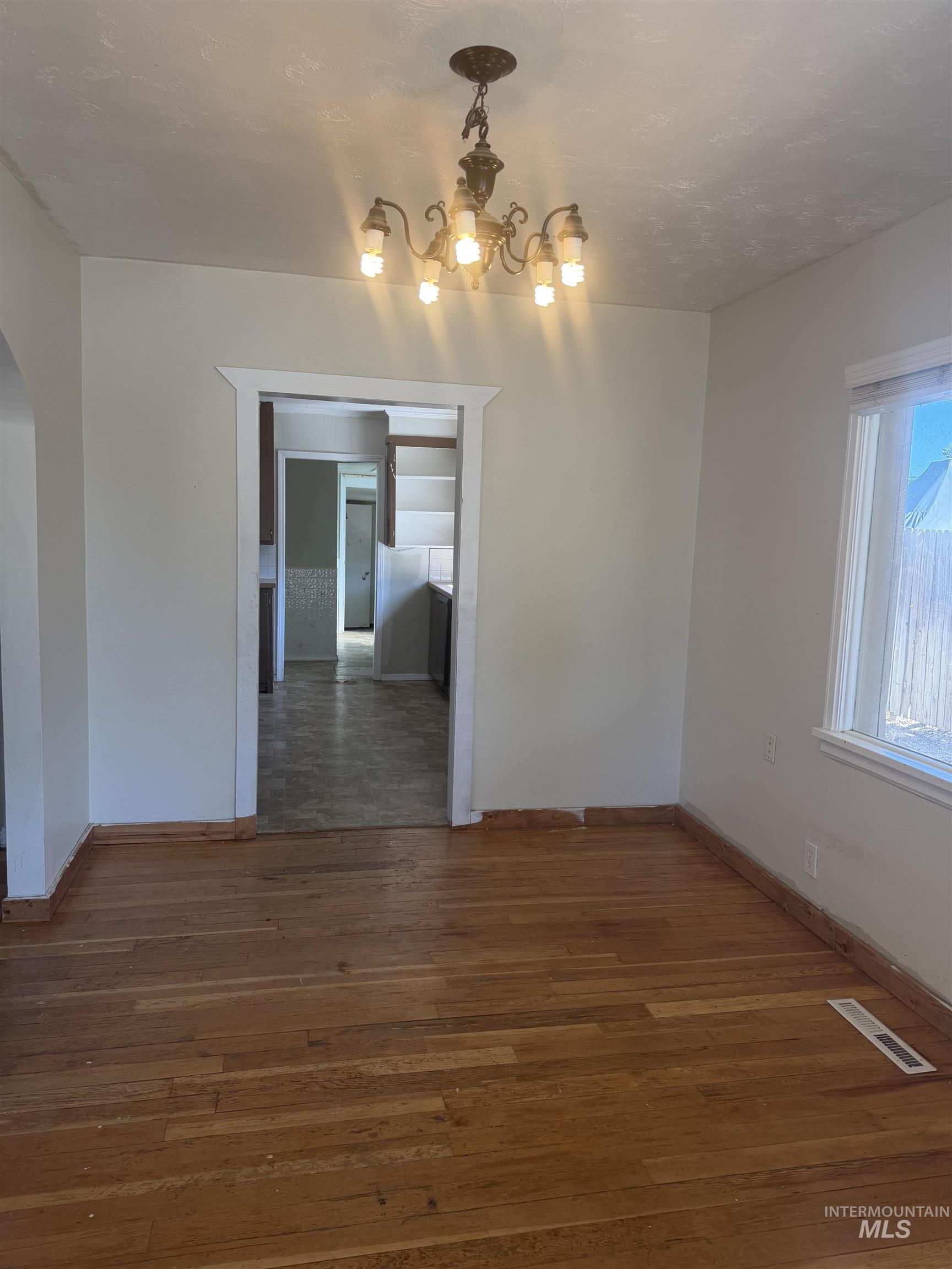 1010 W Avalon St Property Photo 3