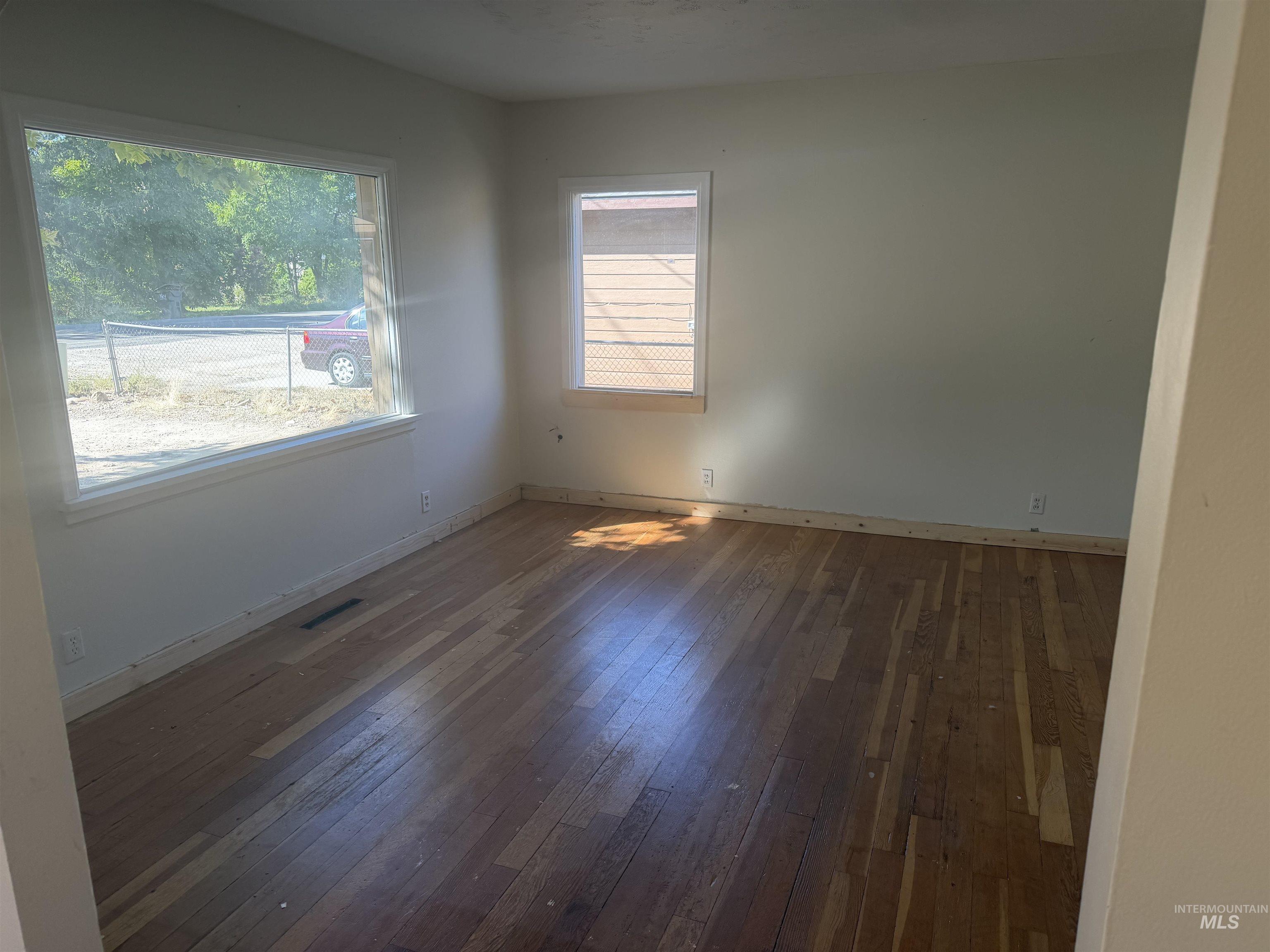 1010 W Avalon St Property Photo 5