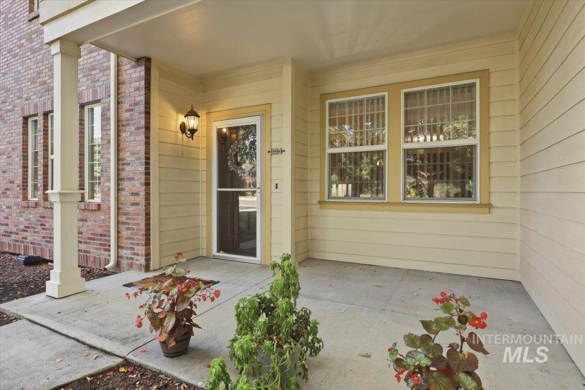 1144 E Winding Creek Dr Property Photo 3