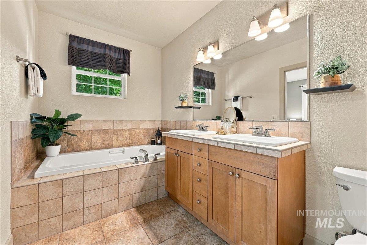 1144 E Winding Creek Dr Property Photo 22
