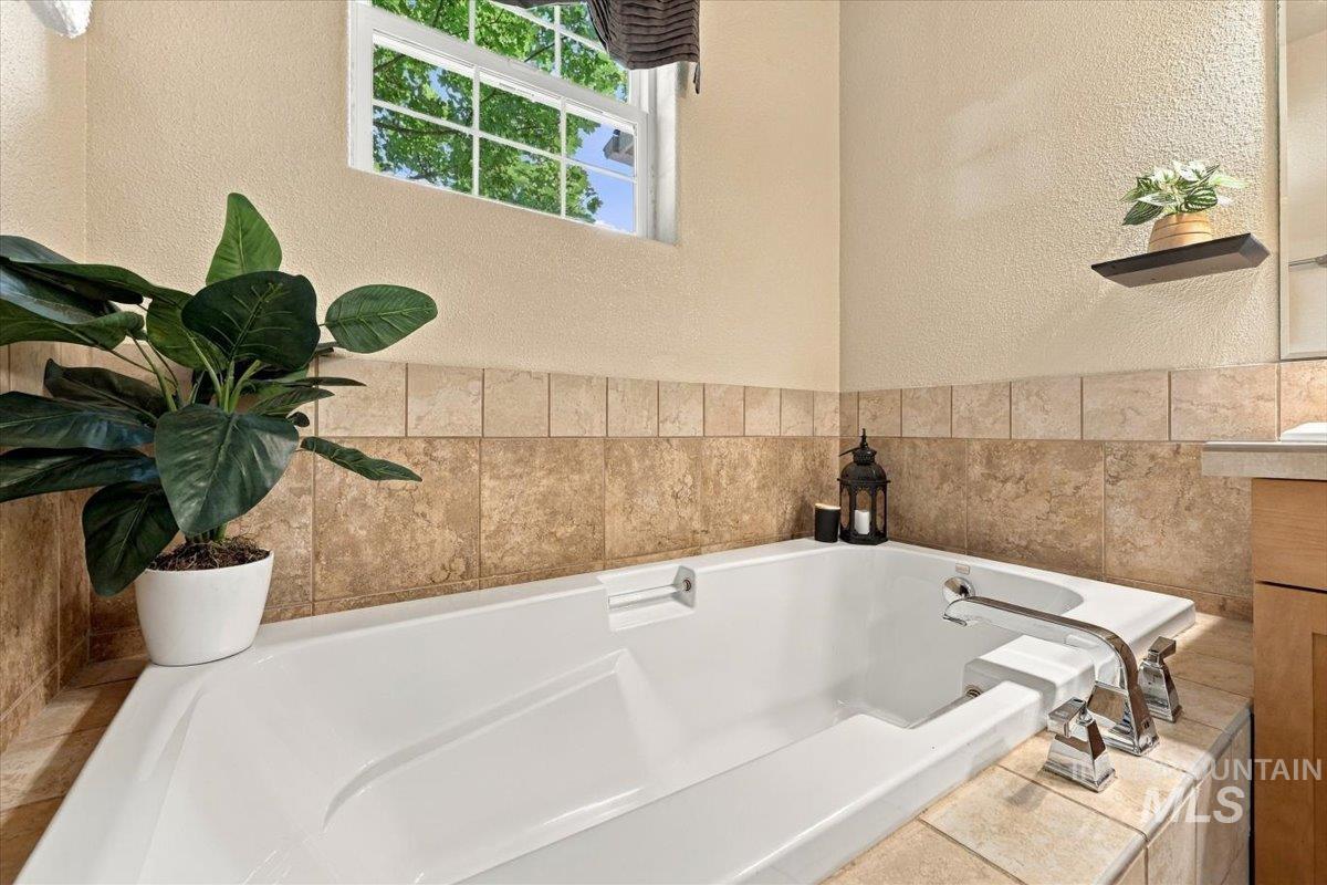 1144 E Winding Creek Dr Property Photo 24