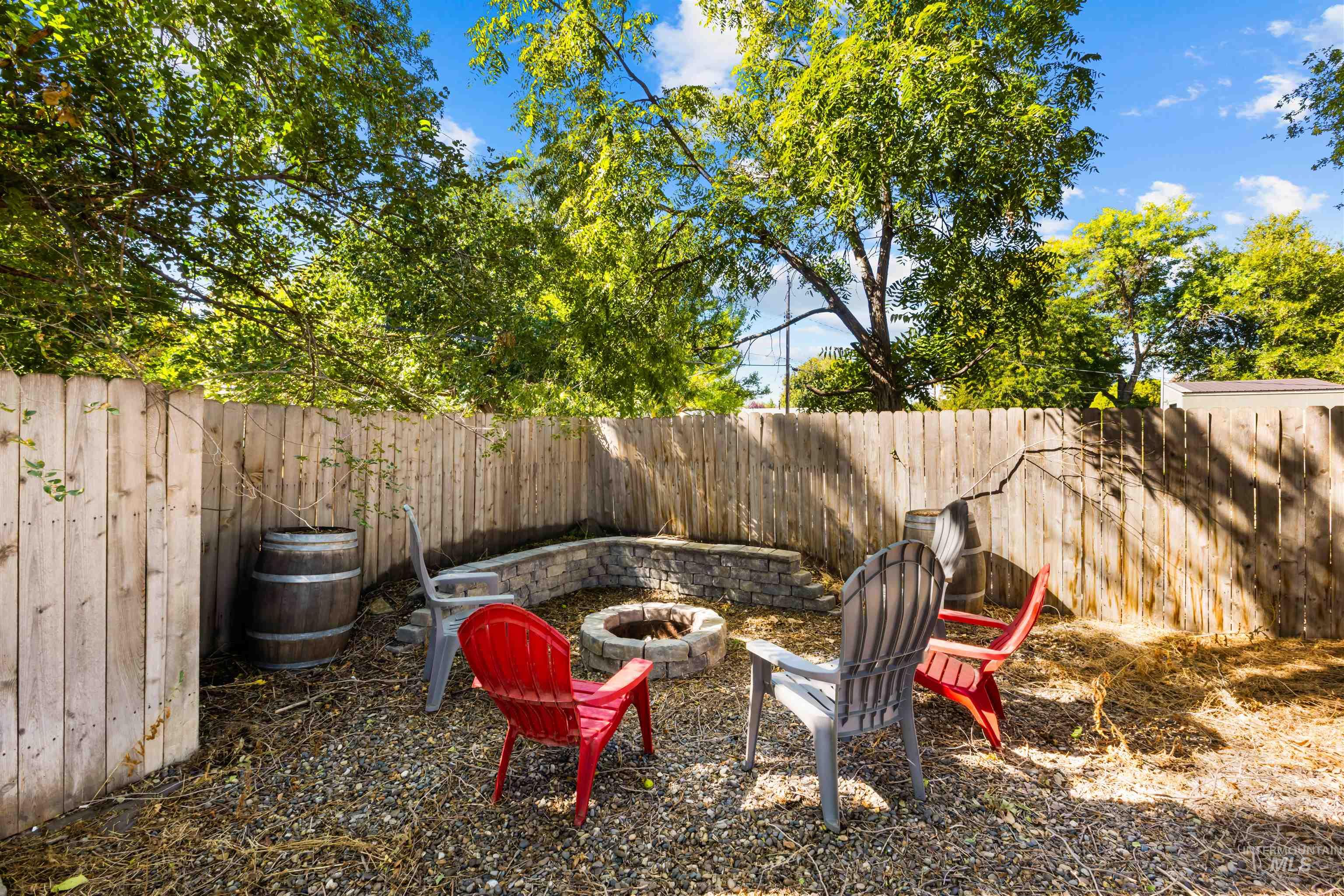 209 W Elm St Property Photo 4