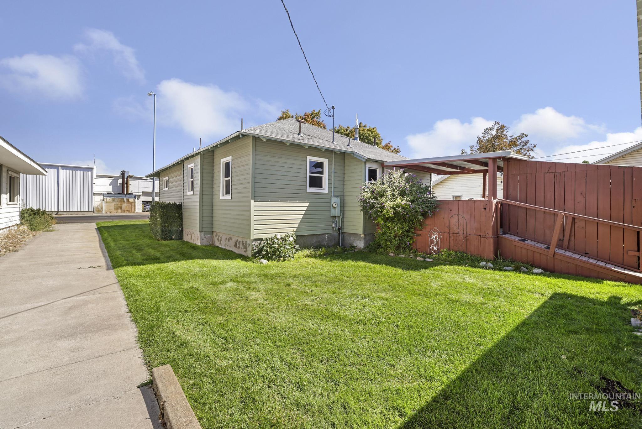 411 2nd Ave W Property Photo 36