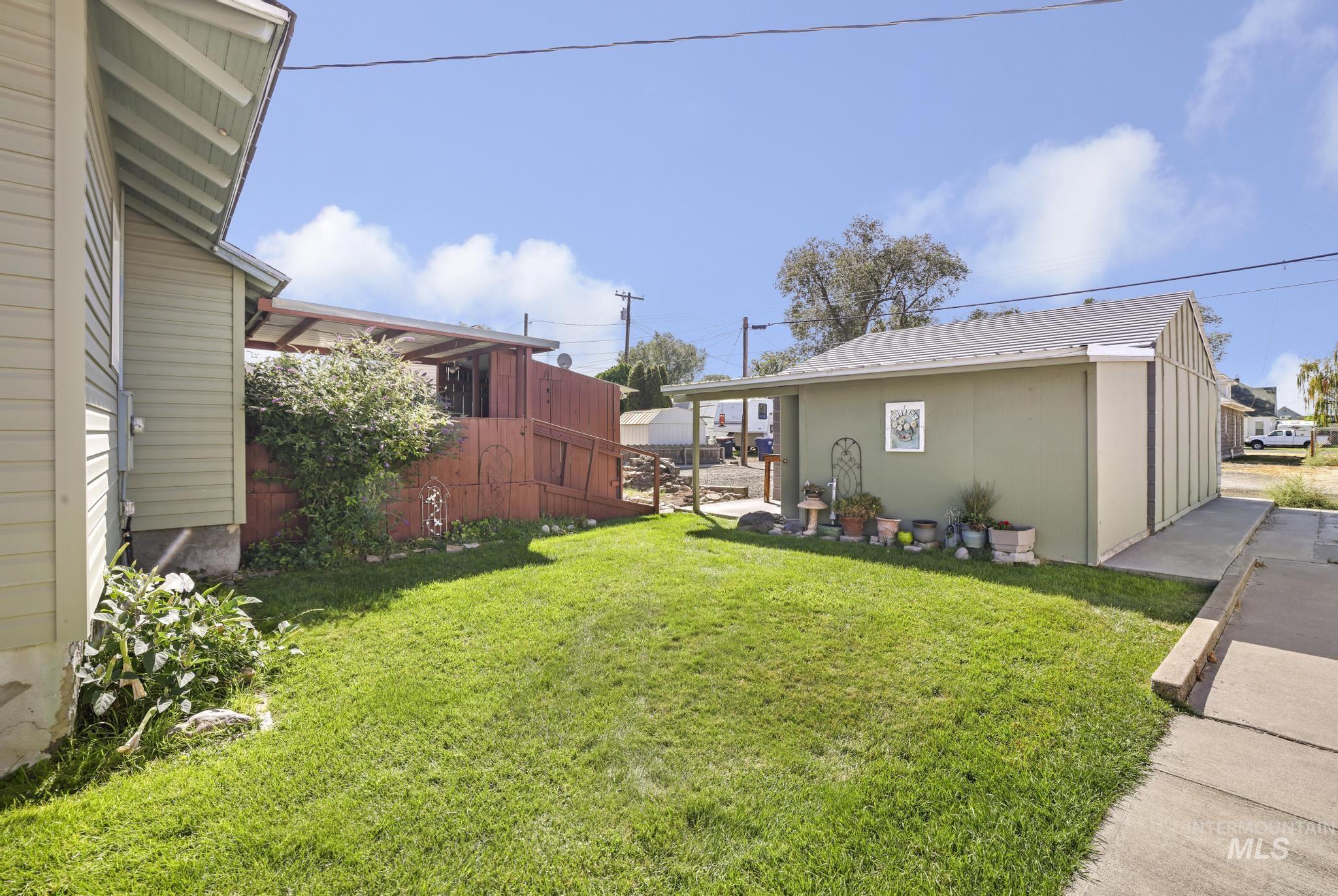 411 2nd Ave W Property Photo 37