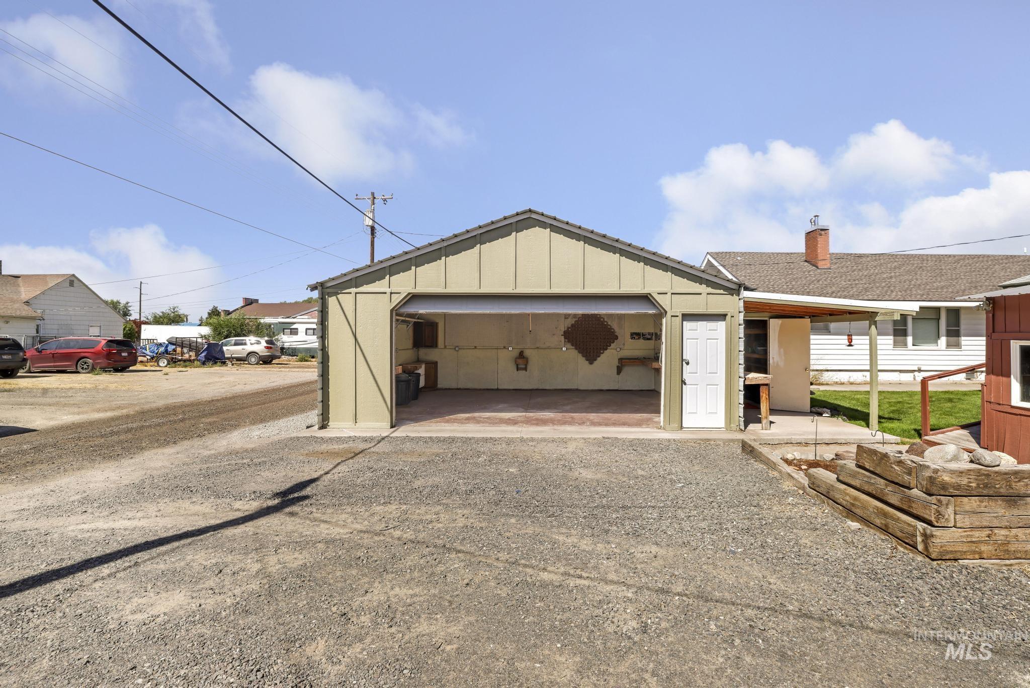 411 2nd Ave W Property Photo 40