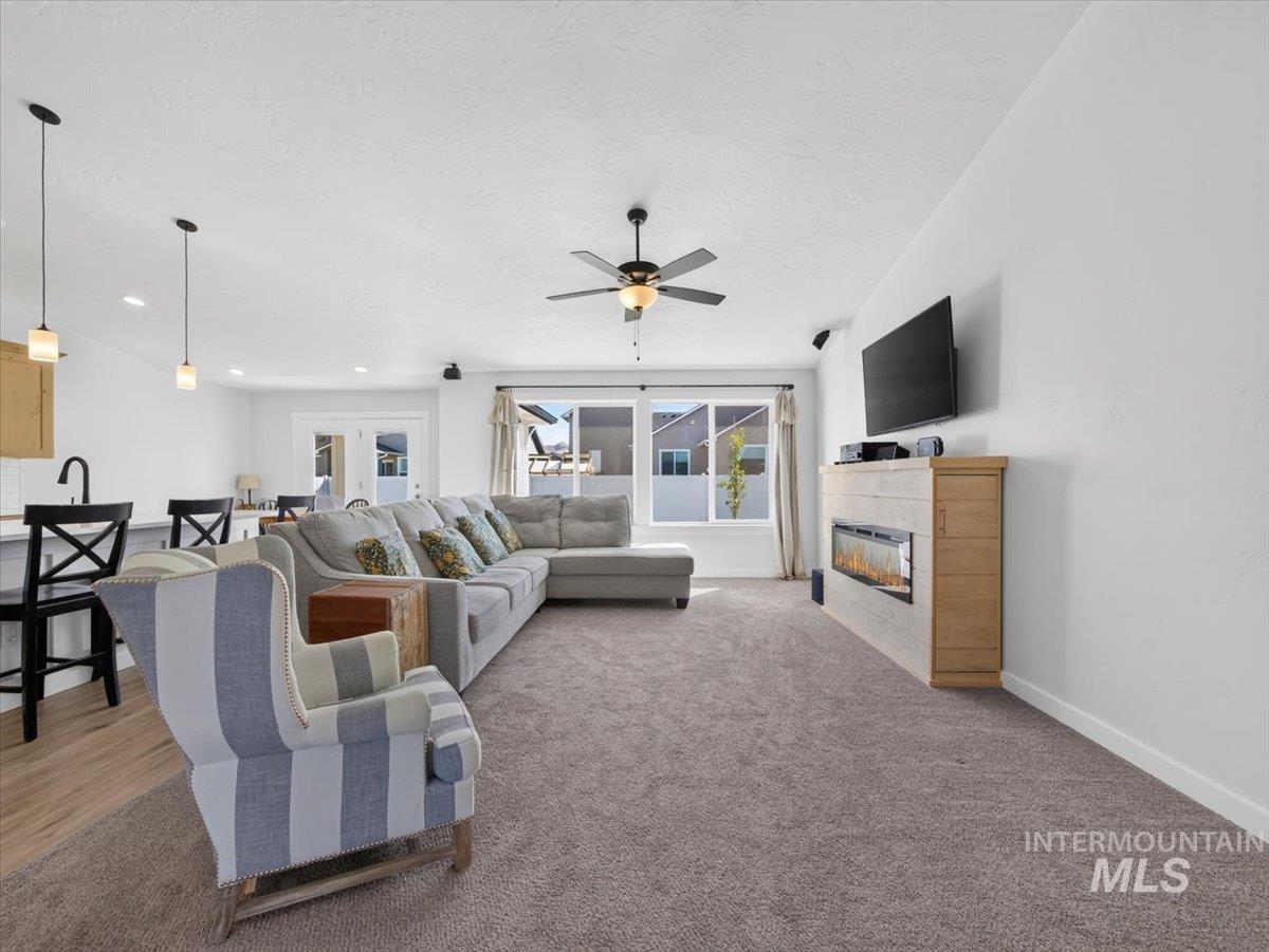 1118 Werle Way Property Photo 8
