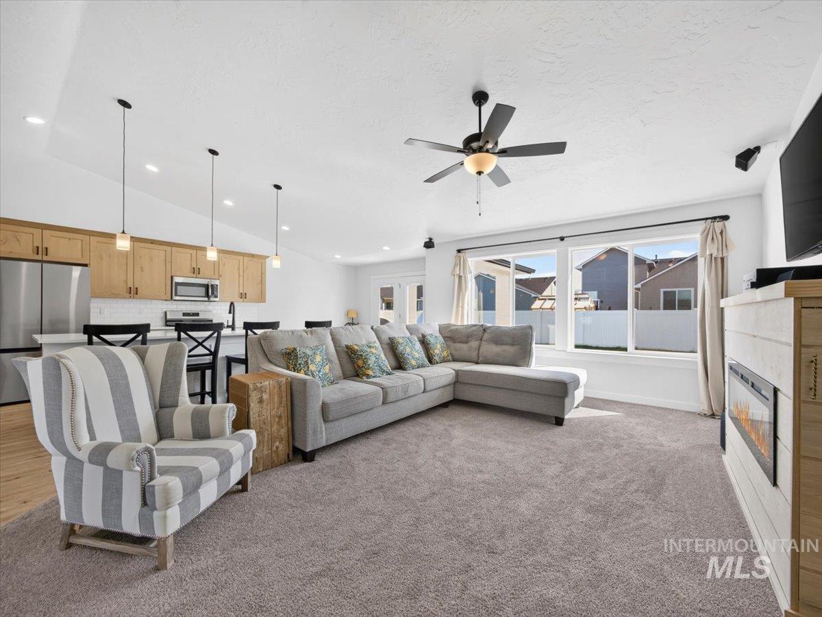 1118 Werle Way Property Photo 9