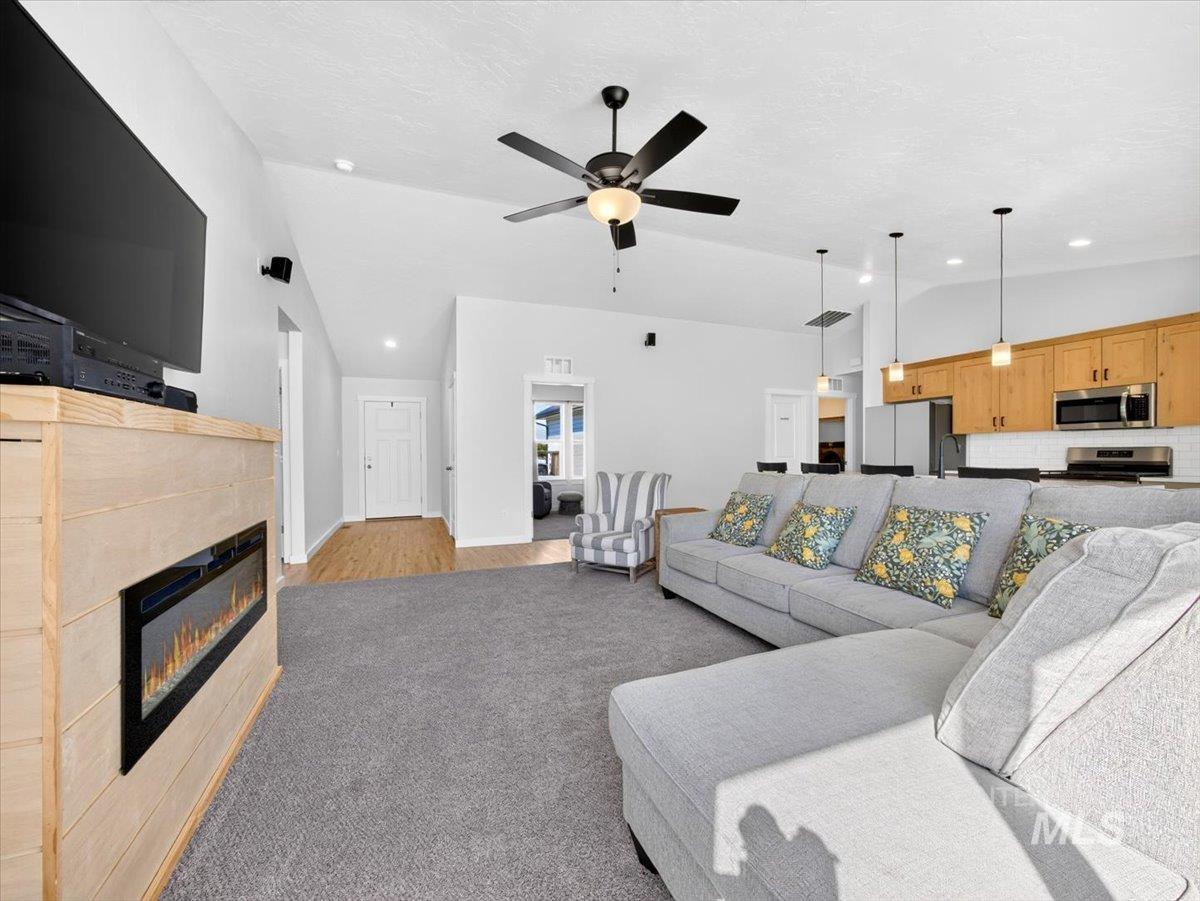 1118 Werle Way Property Photo 12