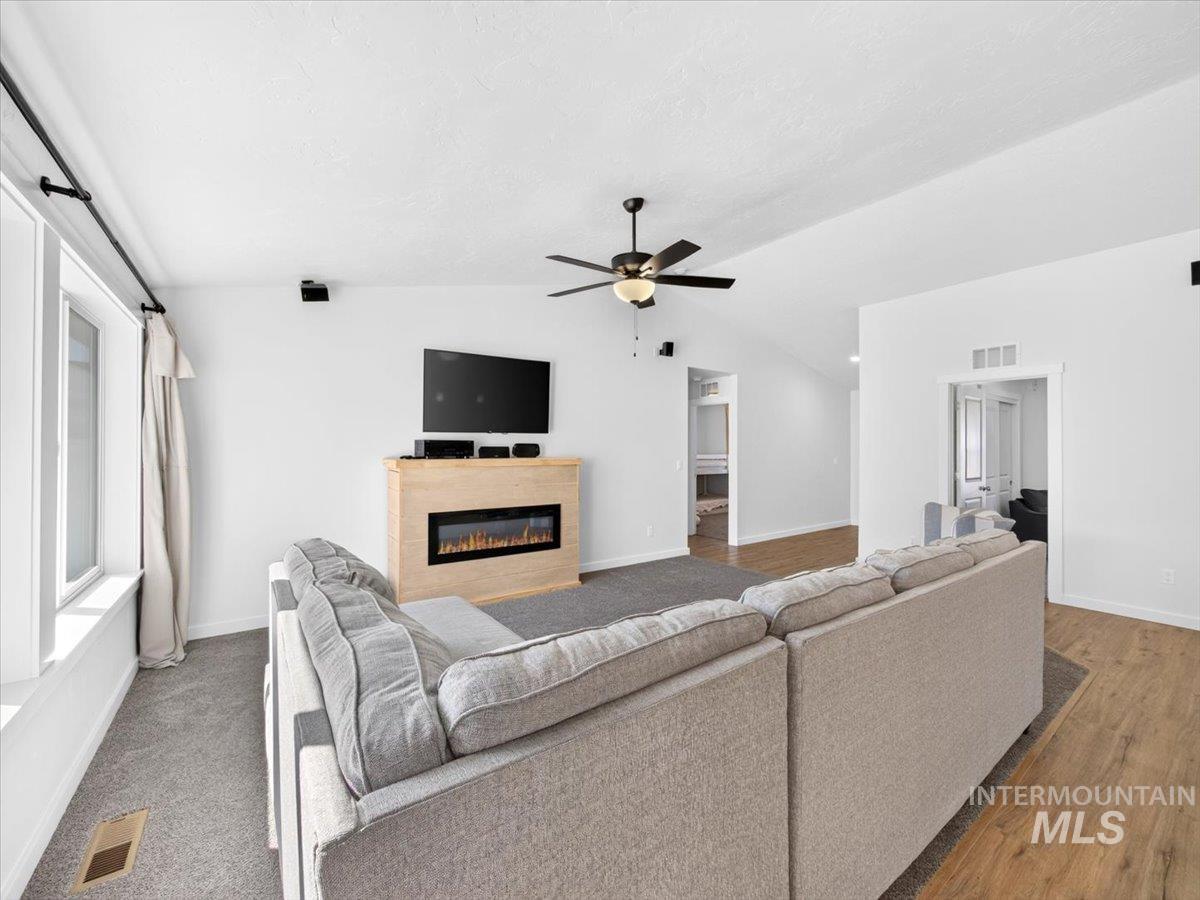 1118 Werle Way Property Photo 14