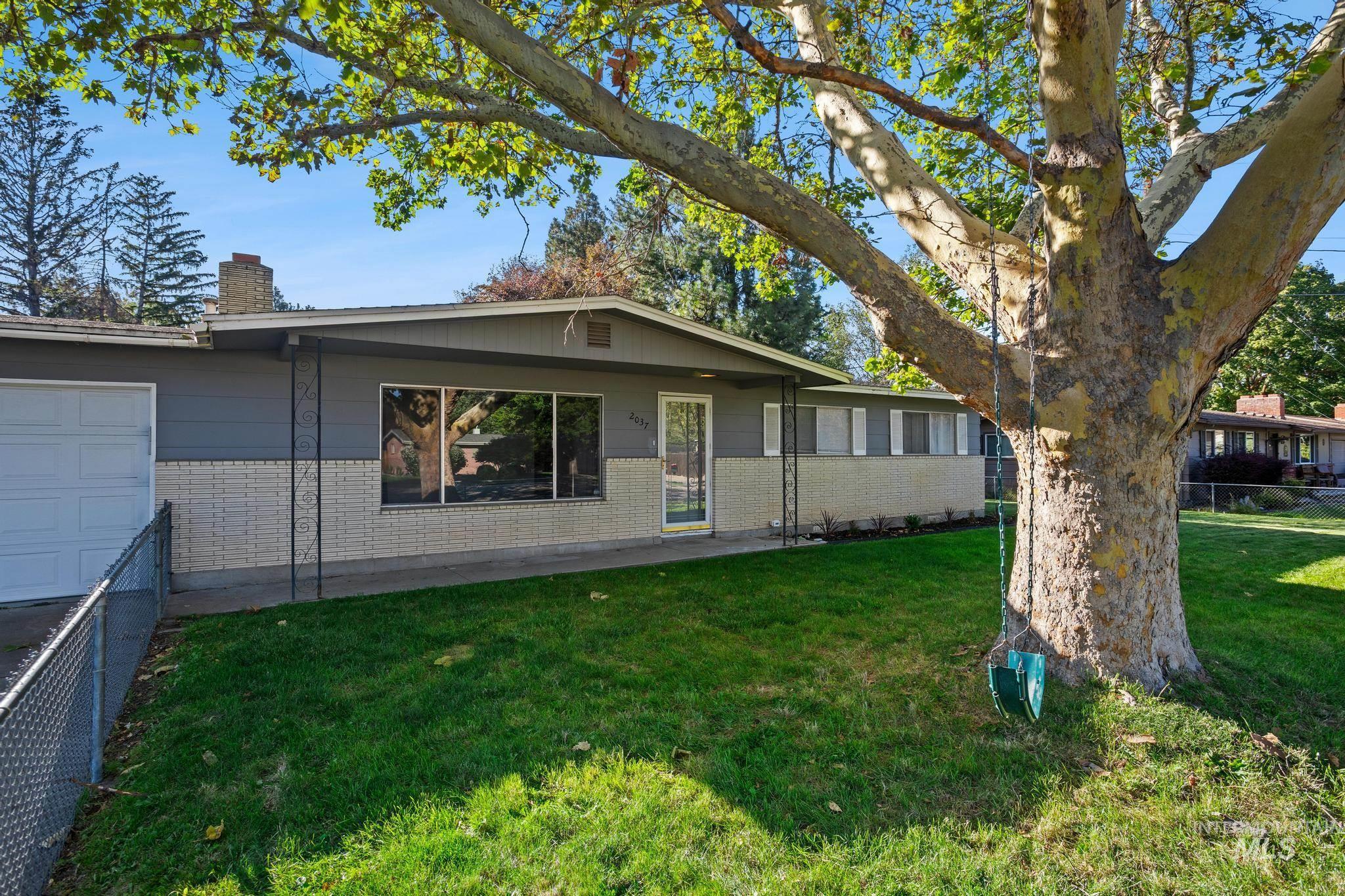 2037 S Curtis Rd Property Photo 3