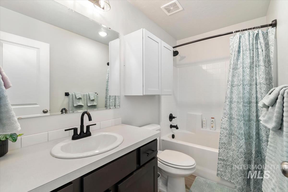 11194 Newton St Property Photo 4