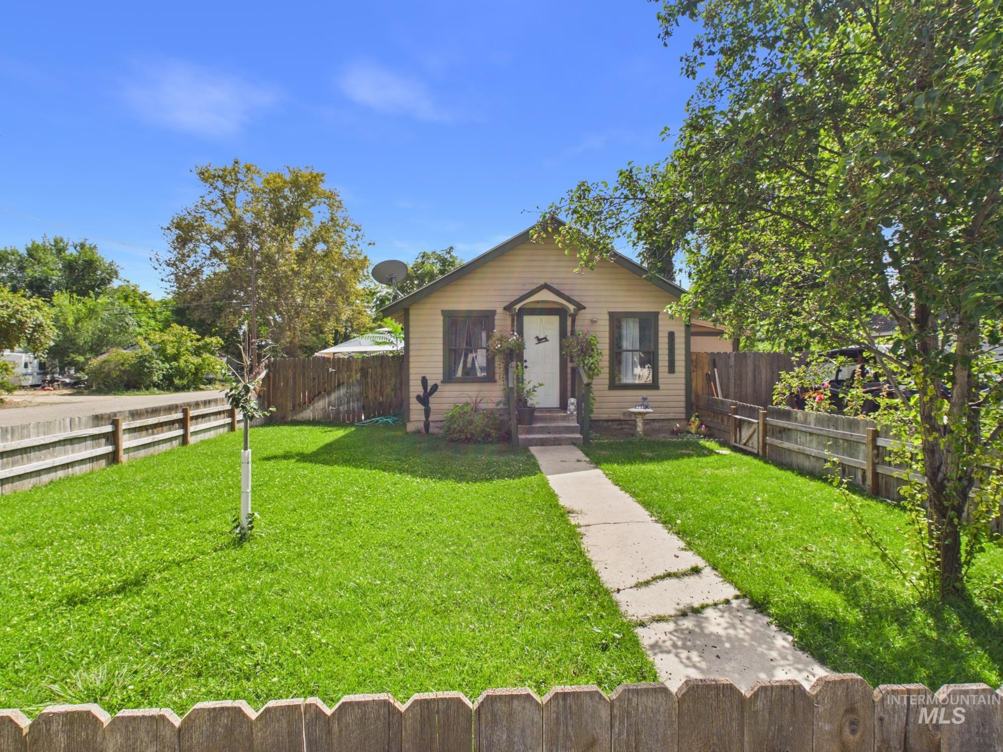 Picture of 831 E 1st St & 207 S DeClark