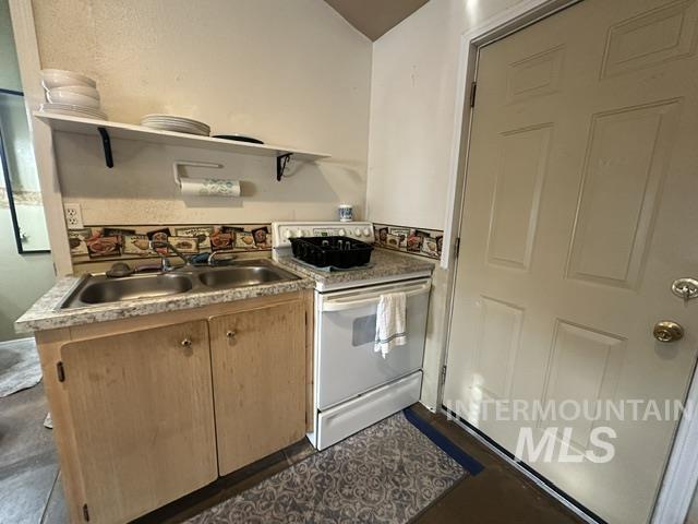 94 N Oneida Property Photo 8