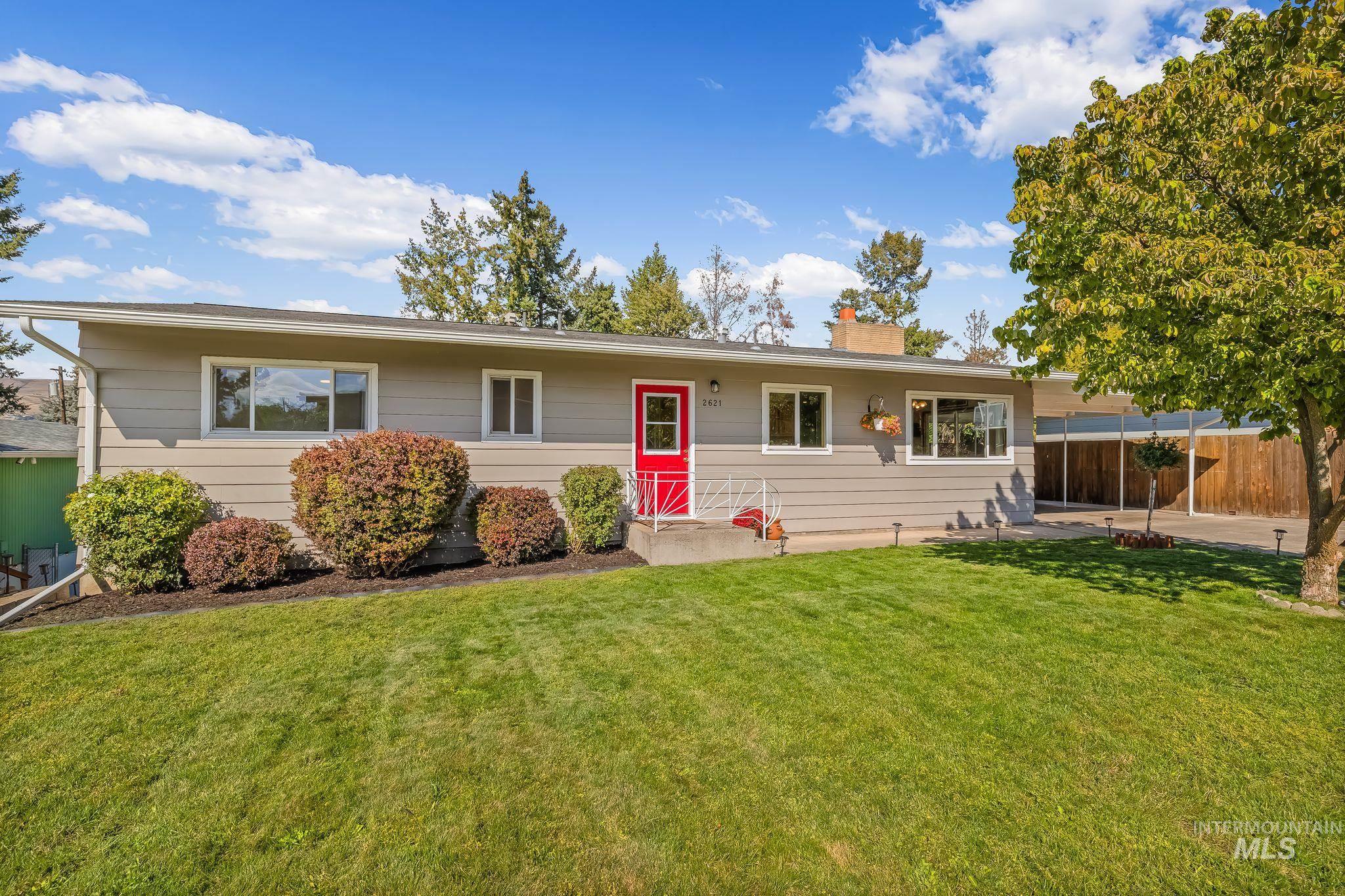 2621 Willow Dr. Property Photo 1