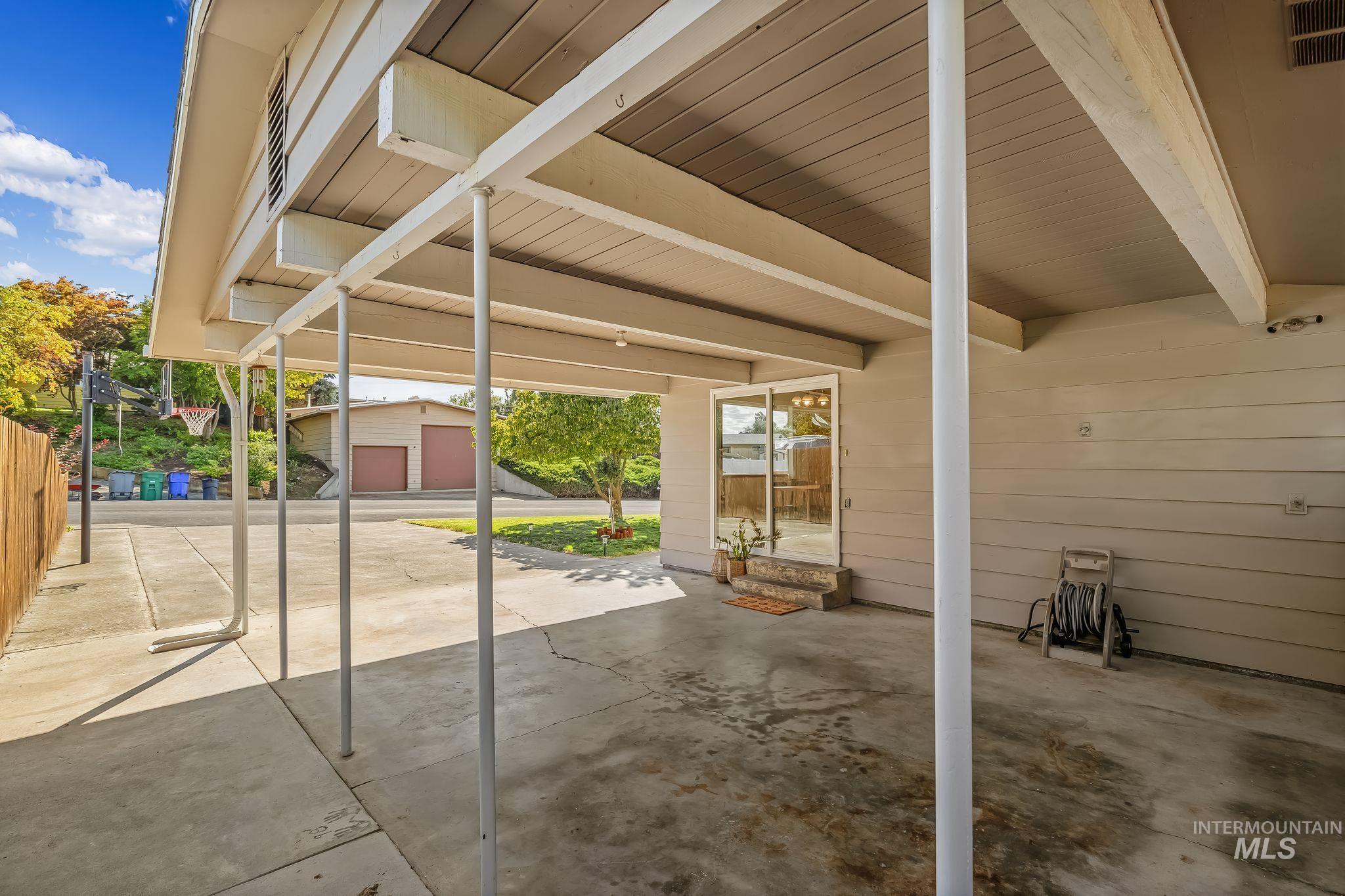 2621 Willow Dr. Property Photo 5