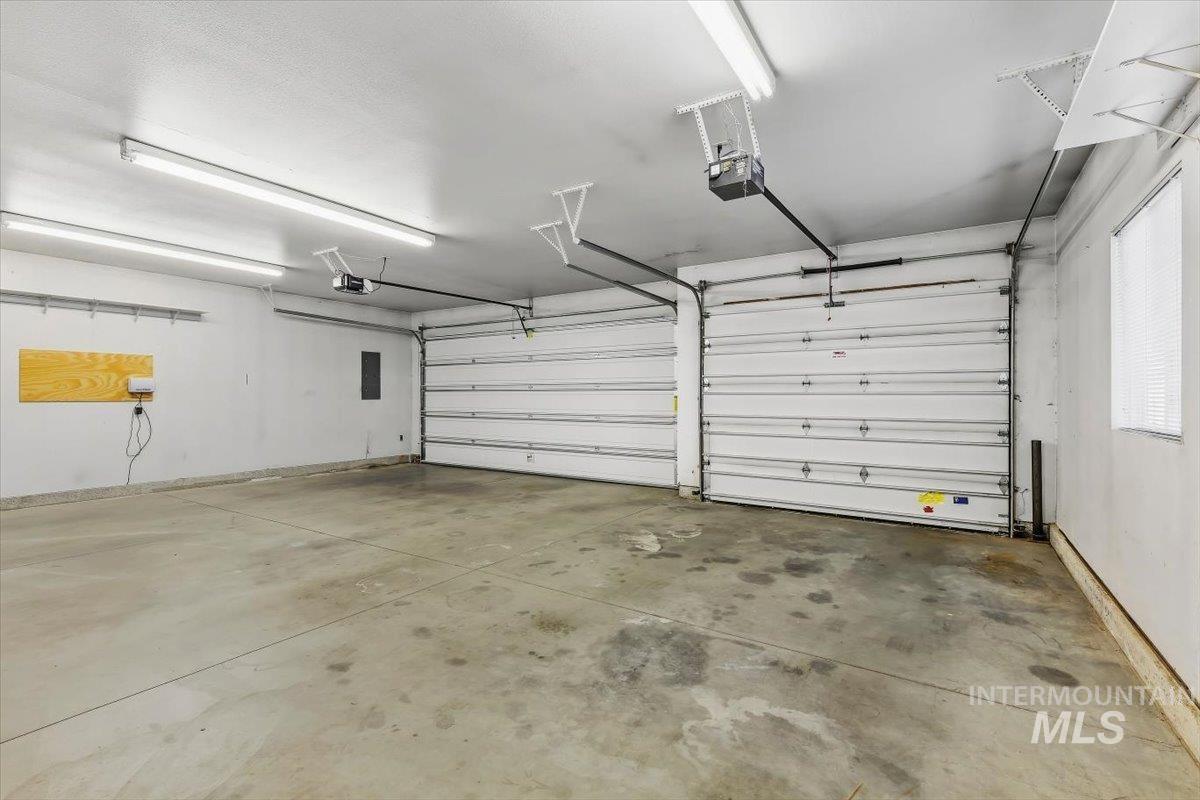 1404 Burnett Dr Property Photo 27