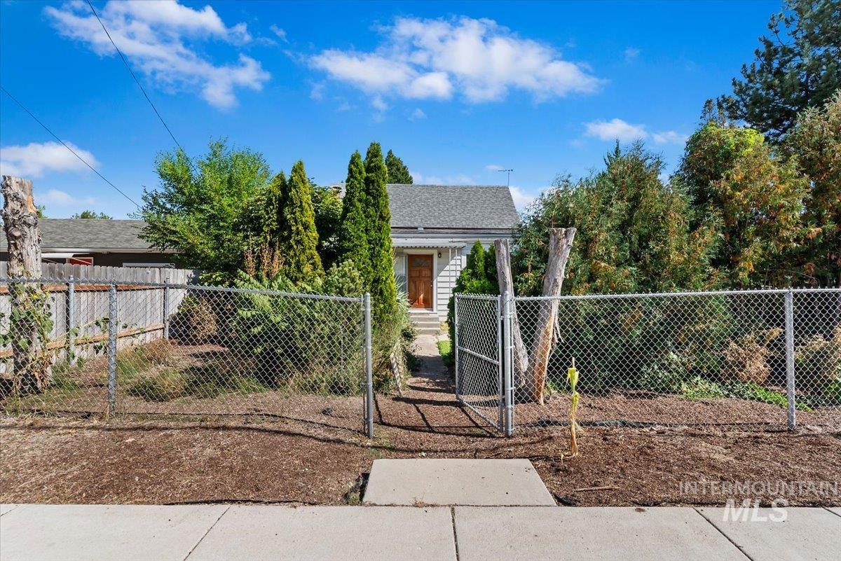 810 S Roosevelt St Property Photo 3