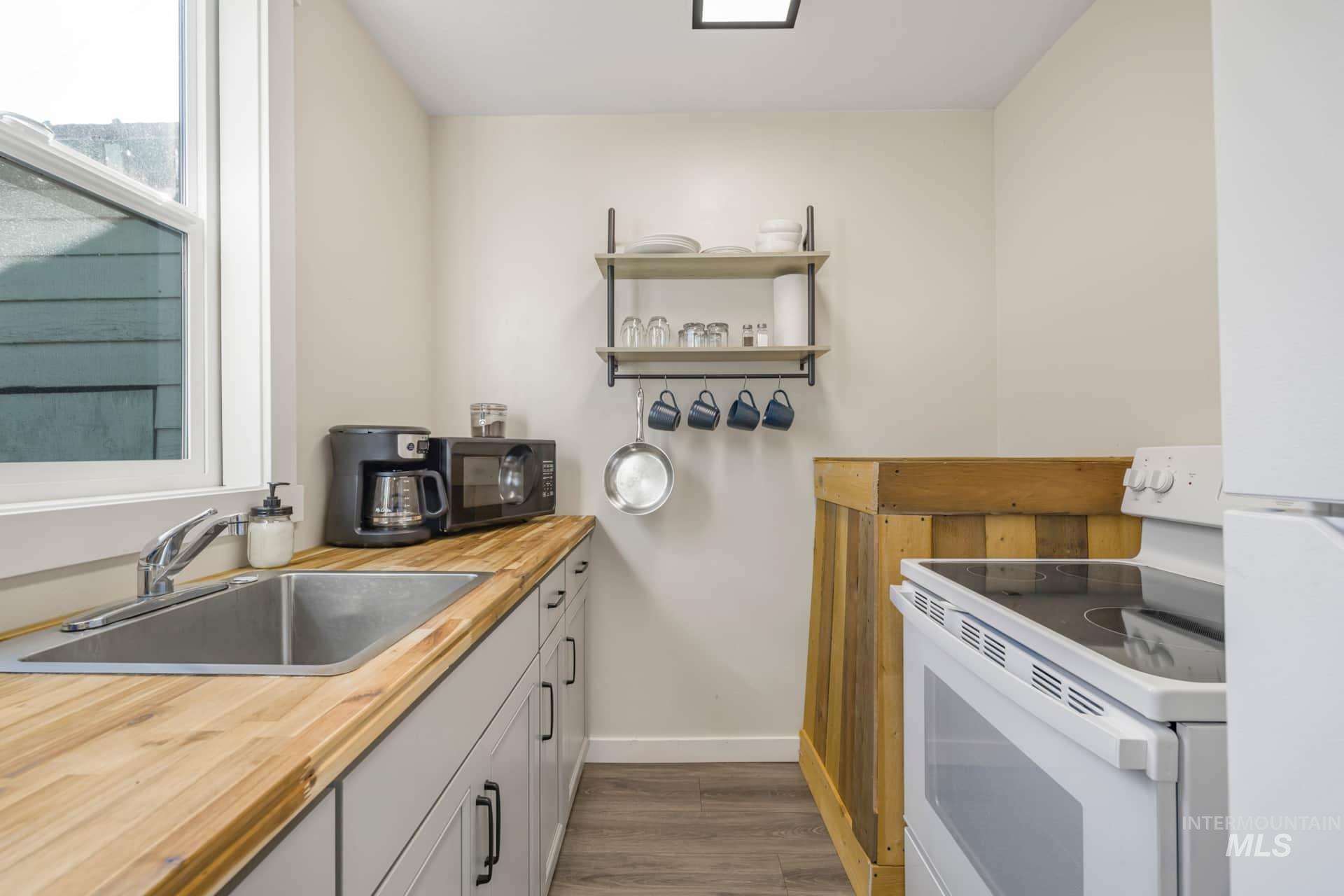 208 S Main Property Photo 6