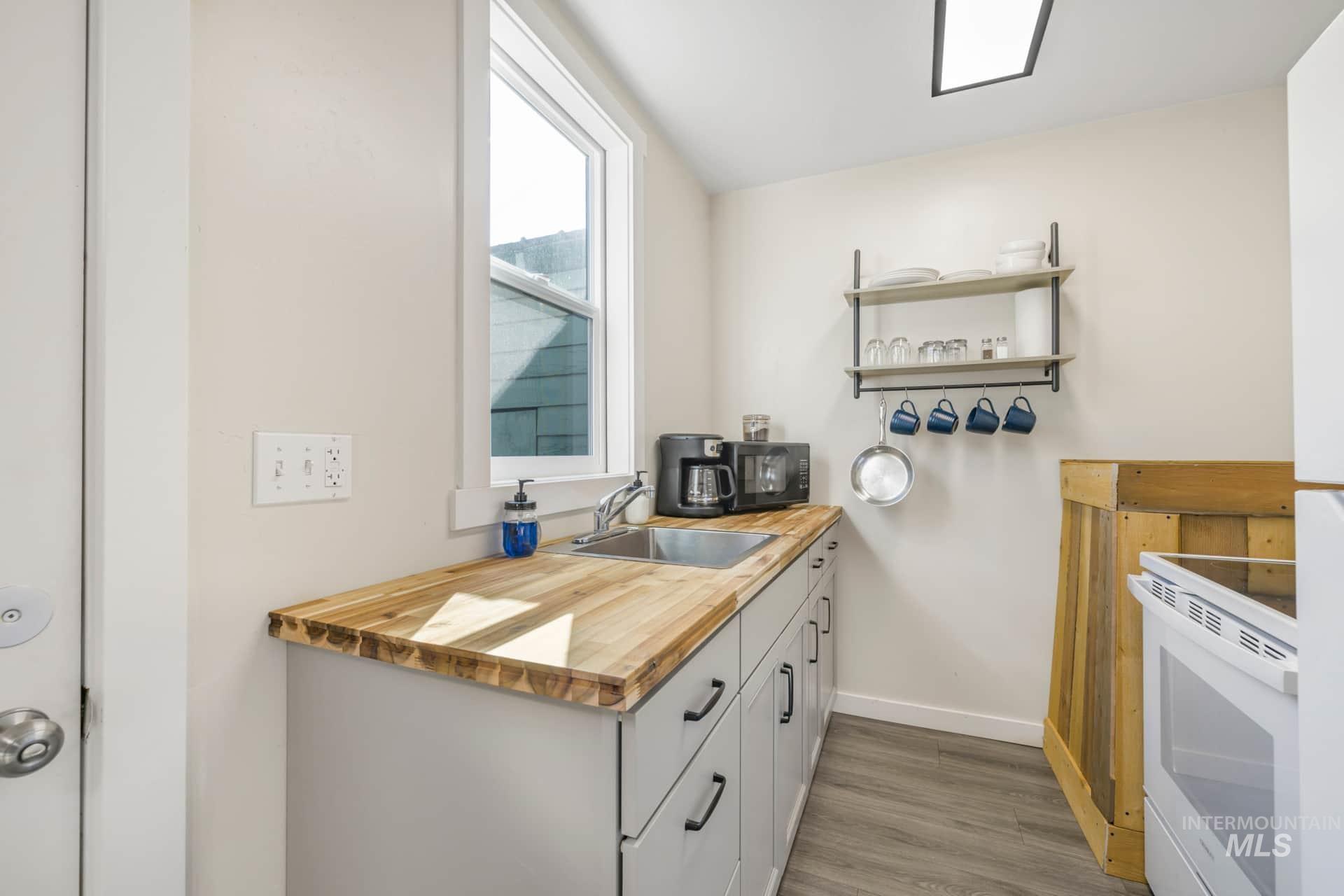 208 S Main Property Photo 7