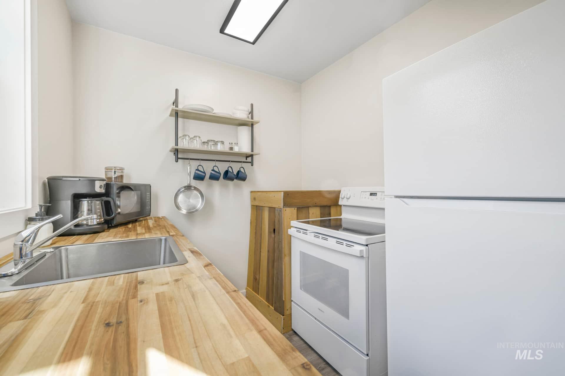 208 S Main Property Photo 8