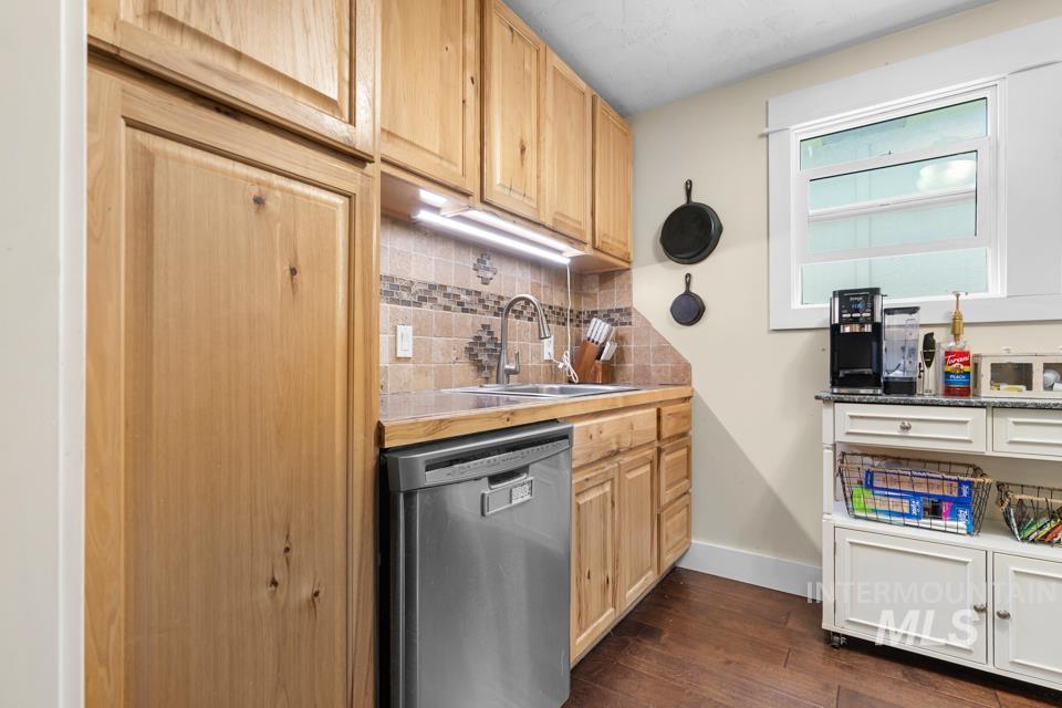 474 Harrison St. W Property Photo 24