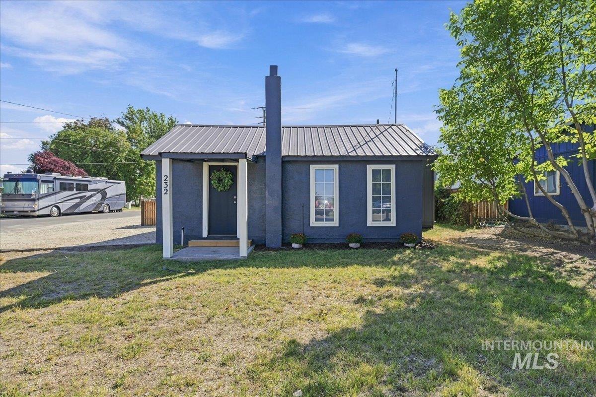 232 E Montana Ave Property Photo 1