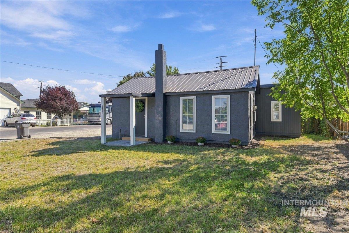 232 E Montana Ave Property Photo 2
